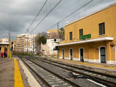 Superato il porticato in cui � presente la biglietteria, entriamo camminando sul marciapiede che costeggia i binari